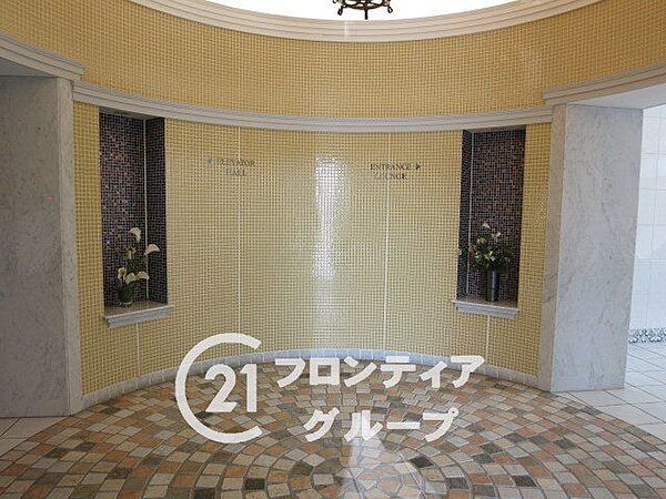 明るい照明と洗練されたデザインが、上質な雰囲気を演出します。