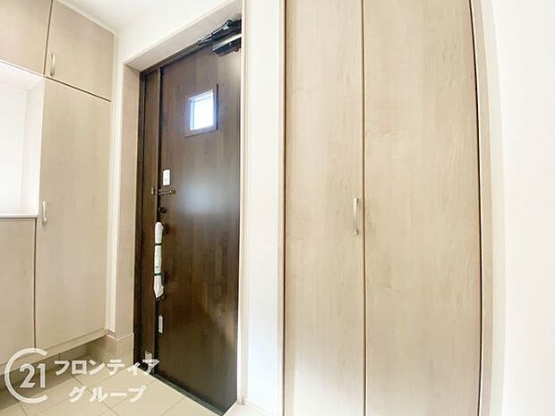 玄関ではタイルを採用しており、お掃除楽々！特にお子さまがたくさんの砂を持って帰ってきても安心ですね！