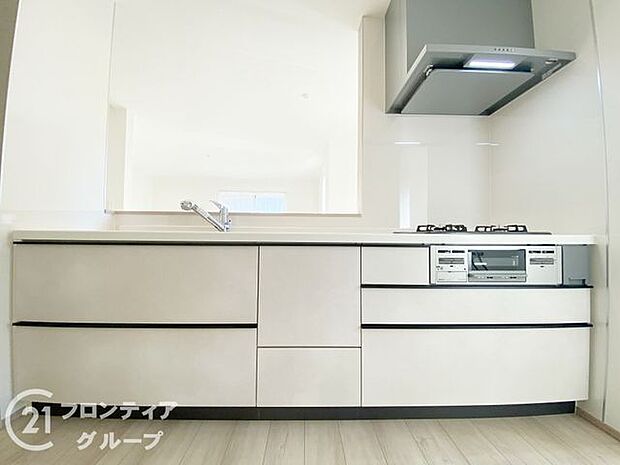 人工大理石カウンタートップ・ガラストップコンロを採用しており、お掃除ラクラク。浄水器付きハンドシャワー水栓など、奥様に嬉しい機能がたくさん！