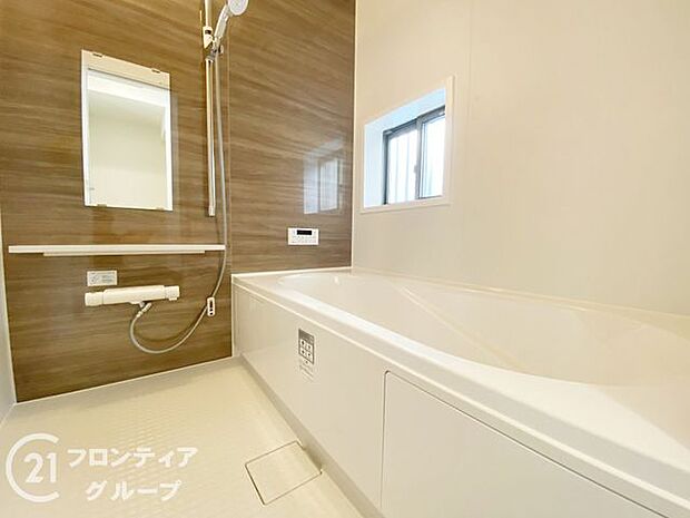 保温効果のある浴槽を採用しており、温かいお湯が長続き！1坪以上の広々とした空間なので、親子入浴や半身浴などに向いた浴室です！