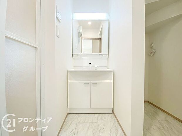 ハンドシャワー付き洗面化粧台。曇り止めヒーター付きミラーの内側にはたっぷりの収納がついており、スタイリング剤や歯ブラシなどもたっぷり収納可能です！