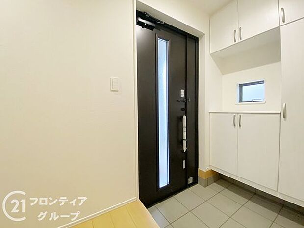 玄関ではタイルを採用しており、お掃除楽々！特にお子さまがたくさんの砂を持って帰ってきても安心ですね！