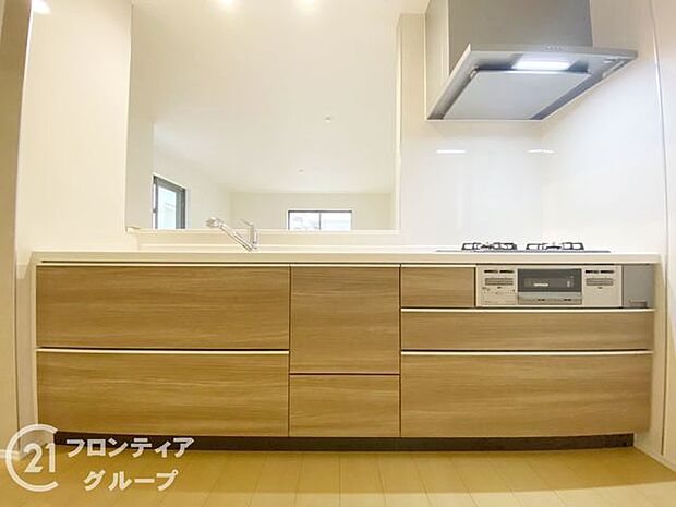 人工大理石カウンタートップ・ガラストップコンロを採用しており、お掃除ラクラク。浄水器付きハンドシャワー水栓など、奥様に嬉しい機能がたくさん！