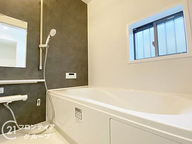 保温効果のある浴槽を採用しており、温かいお湯が長続き！1坪以上の広々とした空間なので、親子入浴や半身浴などに向いた浴室です！