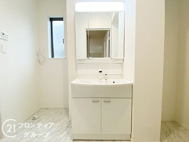 ハンドシャワー付き洗面化粧台。曇り止めヒーター付きミラーの内側にはたっぷりの収納がついており、スタイリング剤や歯ブラシなどもたっぷり収納可能です！