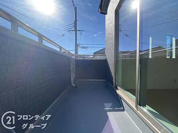 日当たりの良いバルコニーは、お洗濯が多いときも安心。たくさん干してもカラっと乾きそうです！