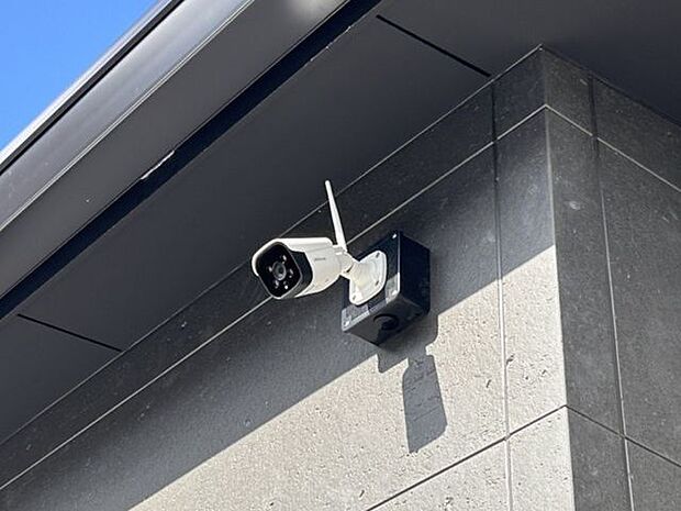 【施工例／防犯カメラ】見える場所に設置することで防犯意識の高い家をアピールでき、犯罪の抑止力になります。また、万が一事件やトラブルなどが発生した場合も、証拠映像として記録できるため安心ですね。