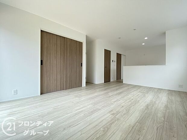 LDKには大きな窓からたくさんの光が入り、明るく、開放的な空間を演出してくれます。お友達が遊びに来た時も自慢のリビングになりますね！