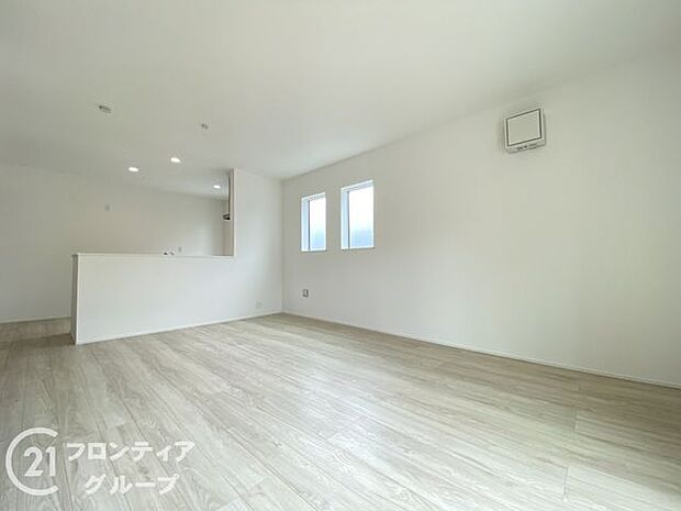 シンプルで美しいデザインのリビングは、お好みのインテリアにコーディネイトしやすく、家族がやすらぐ癒しの空間が作れますね。