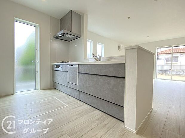 過熱防止センサー付きガスレンジを採用しており、自動で火が止まるから安心！人造大理石ワークトップやキッチンパネル、浄水器一体化水栓など、奥様に嬉しい設備！