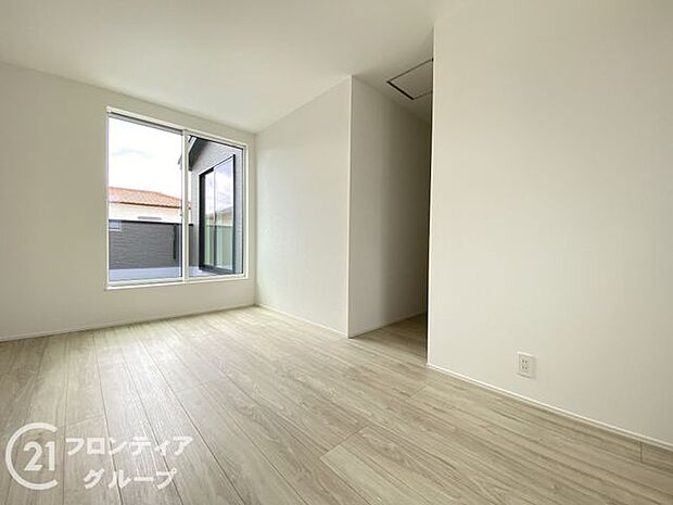 こちらのお部屋はバルコニーに面しており、日当たり、通風ともに良好です！お布団などもサッと干せて便利ですね