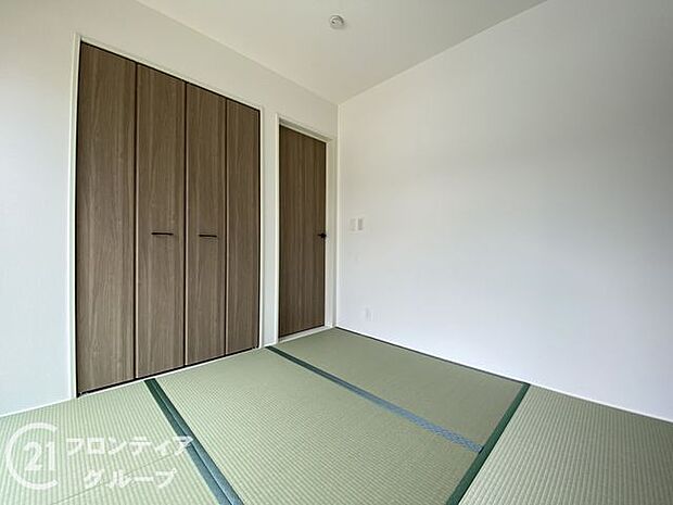 新しいい草香る畳スペースは、使い方色々！客室やお布団で寝るときにぴったりの空間ですね。