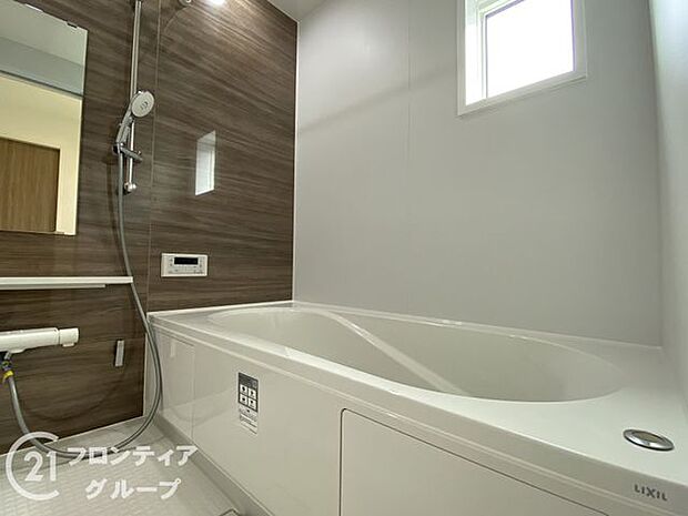 ゆったり入れる1坪サイズのゆとり空間。バリアフリー設計に手すり付きなので、お子様が小さい時も、老後も安心できる浴室です。収納棚も取り外しができ、お手入れ楽々