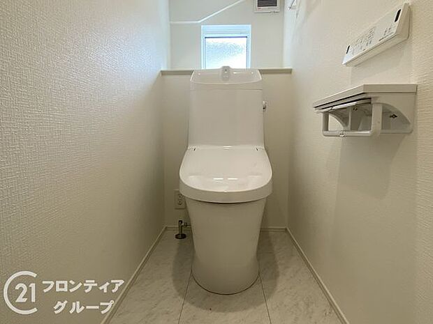 1階、2階どちらにも節水省エネ仕様のシャワートイレを採用しています。