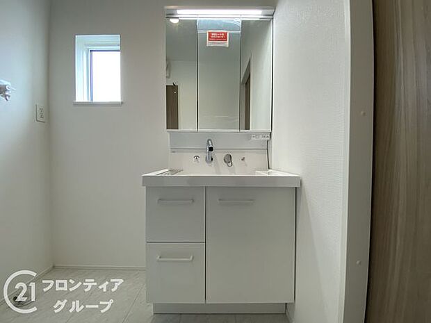 収納たっぷりのキャビネットは、使いやすく清潔感のある洗面室に！