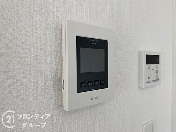 ハンズフリー機能を備えたカラーモニターインターホンを採用！お料理中などで手が塞がっていても便利に応答可能です！夜間の映像確認機能もついていて、安心ですね！