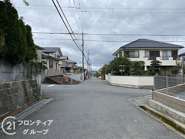 前道が広く、駐車も楽々できる便利な立地です。安全性を考慮した設計で、安心してお子様が遊べます。