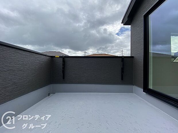 日当たりの良いバルコニーは、お洗濯が多いときも安心！たくさん干してもカラっと乾きそうです！