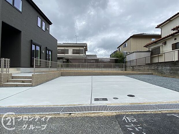 使いやすい駐車場で、家族全員が快適に利用できるスペースです