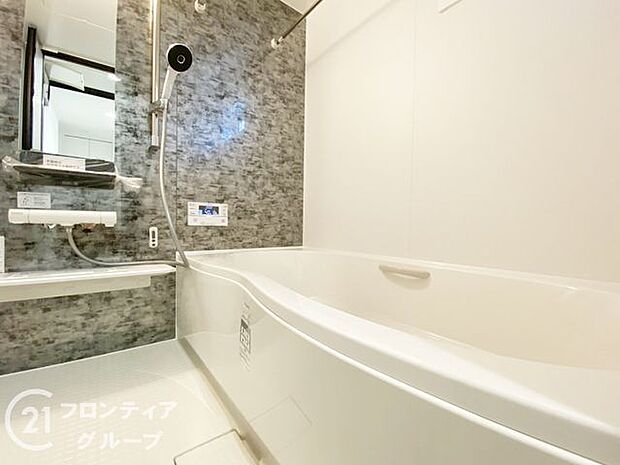 機能的なバスルームで、快適な生活を実現します。清潔感あふれる空間で、毎日の疲れを癒すリフレッシュタイムを提供します。