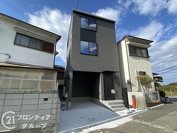 交通量が少なく、静かな前道で落ち着いた生活を提供します。広い道路で、駐車も楽々できる便利な立地です。