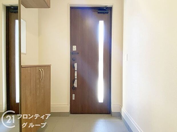 素敵なデザインの玄関ドアは、断熱性に優れた省エネ仕様