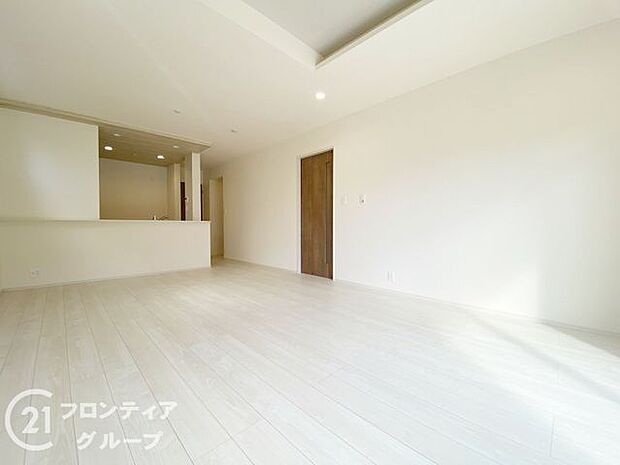 LDKには大きな窓からたくさんの光が入り、明るく、開放的な空間を演出してくれます。お友達が遊びに来た時も自慢のリビングになりますね！