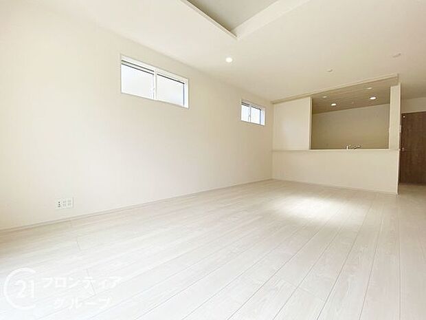 天井の中央部分を周囲より一段高くとった折上天井です。開放感があり、部屋が広く感じます！