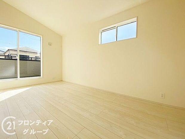 こちらのお部屋はバルコニーに面しており、日当たり、通風ともに良好です！お布団などもサッと干せて便利ですね！