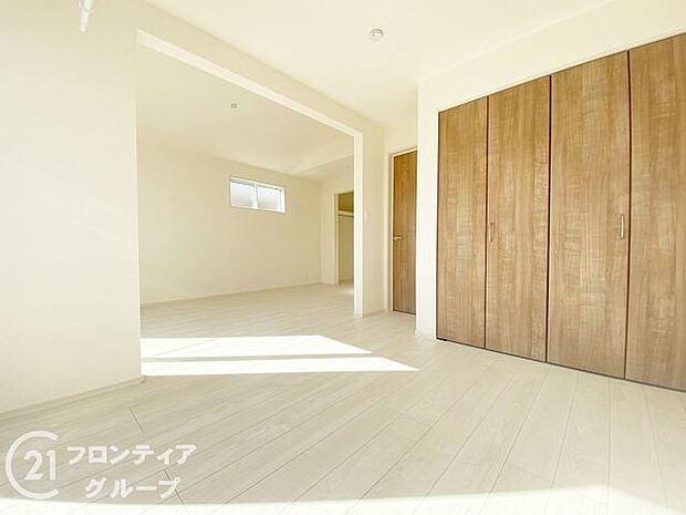 子ども部屋や寝室に用途多彩な明るい洋室