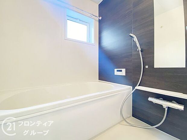 無駄を無くした新形状でしっかり節水。くつろぎの入り心地を実現した『らくエコ浴槽』を採用！床はクリーン床を採用しており、お風呂掃除が楽に行えます。