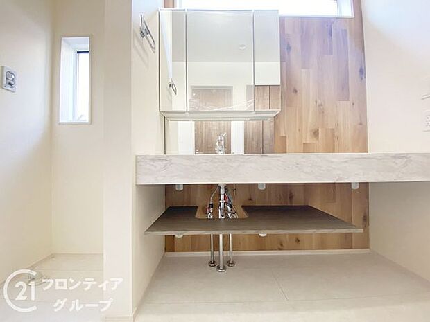 小窓付きの洗面室は、毎朝心地よい光を運んでくれるので、すがすがしい気持ちで1日をスタートできます！