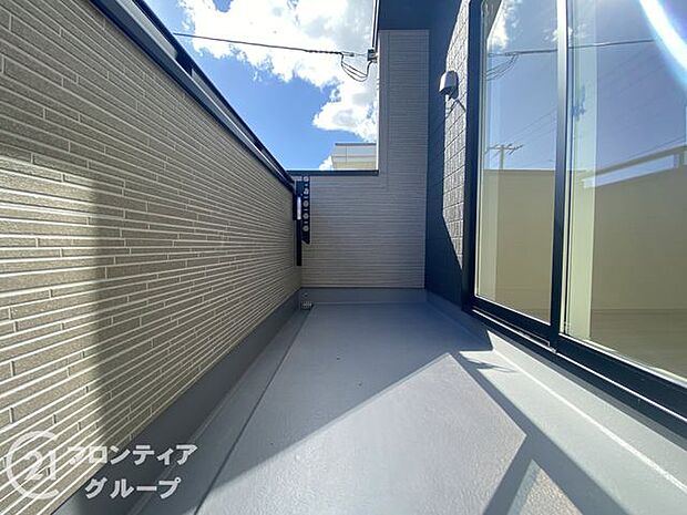 日当たりの良いバルコニーは、お洗濯が多いときも安心。たくさん干してもカラっと乾きそうです！