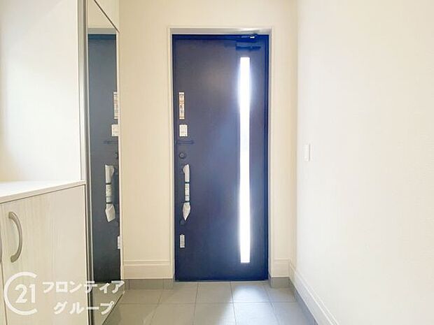 素敵なデザインの玄関ドアは、断熱性に優れた省エネ仕様