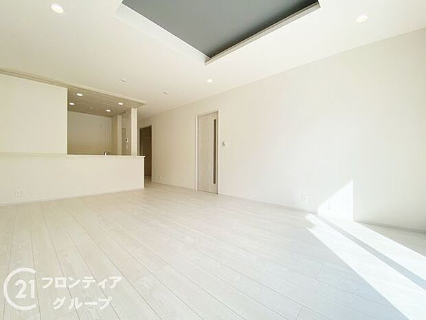 LDKには大きな窓からたくさんの光が入り、明るく、開放的な空間を演出してくれます。お友達が遊びに来た時も自慢のリビングになりますね！