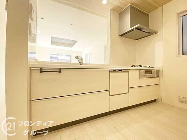 オールインワン浄水器栓を採用しており、場所を取らない浄水器！いつでもおいしいお水でお料理することができますね！また、食器洗い乾燥機付で奥様の家事を軽減できます