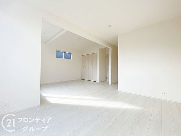 こちらのお部屋はバルコニーに面しており、日当たり、通風ともに良好です！お布団などもサッと干せて便利ですね！