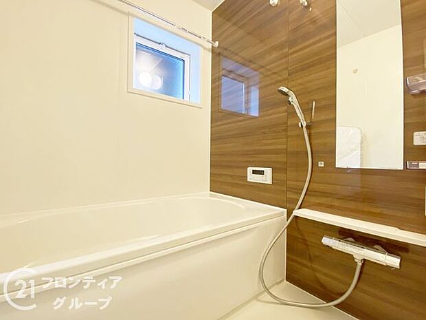 無駄を無くした新形状でしっかり節水。くつろぎの入り心地を実現した『らくエコ浴槽』を採用！床はクリーン床を採用しており、お風呂掃除が楽に行えます。