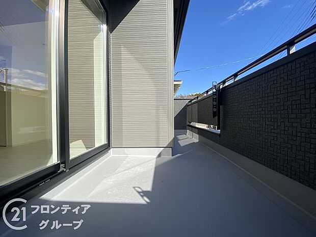 日当たりの良いバルコニーは、お洗濯が多いときも安心。たくさん干してもカラっと乾きそうです！