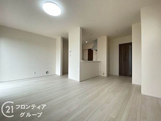 リビングのフローリング材には、木目や色調など木材特有の風合いがあり、ナチュラルな美しさで、日々の生活に温もりを与えてくれます。