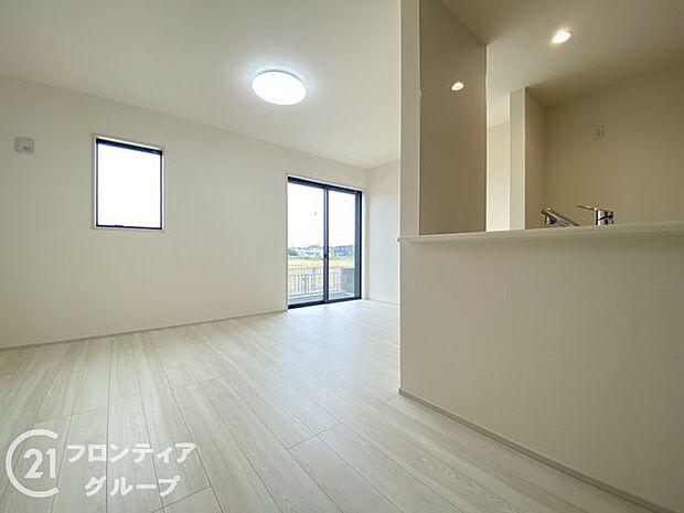 LDKには大きな窓からたくさんの光が入り、明るく、開放的な空間を演出してくれます。お友達が遊びに来た時も自慢のリビングになりますね！