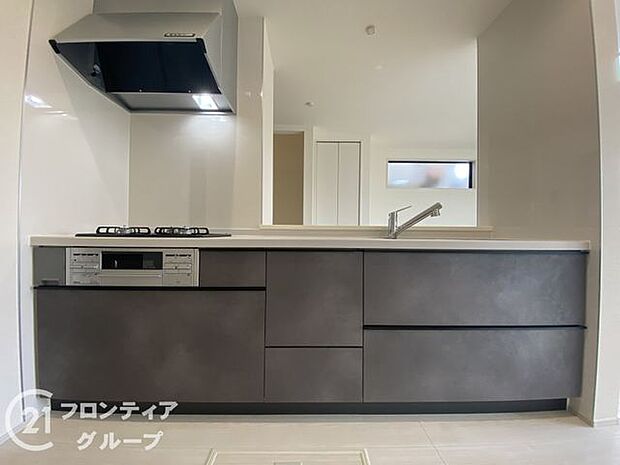 お手入れが楽に行える換気扇やステンレスワークトップは毎日お料理する奥様の味方！