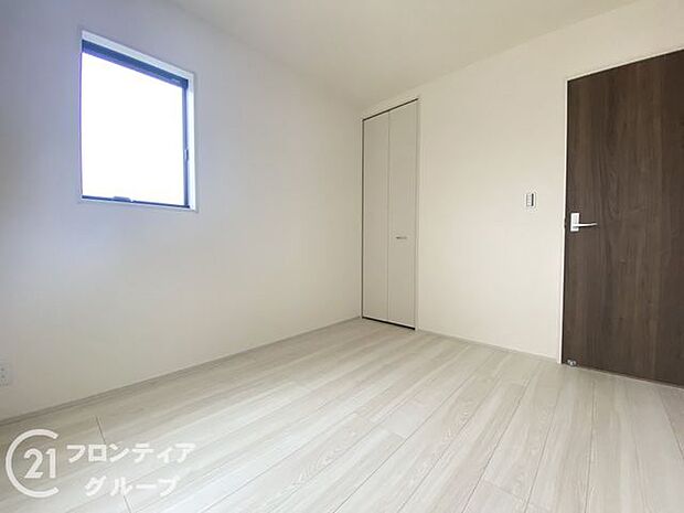 寝室や子供部屋など用途多彩な明るい洋室！