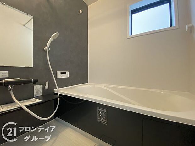 浴槽は環境にやさしい節水タイプを採用。浴槽内ステップで半身浴や親子入浴も楽しめるので、毎日のバスタイムをエコで素敵に演出してくれる小窓付きの浴室です