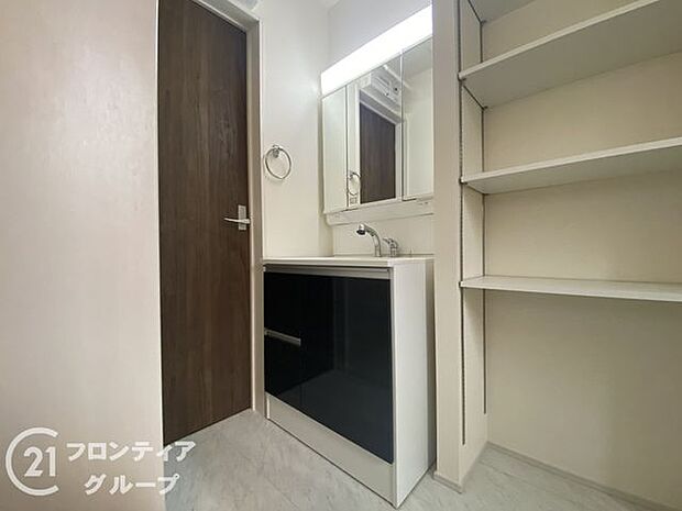 曇り止めヒーター付きのミラーキャビネットを採用しております。ミラーの内側がすべて収納スペースになっているので、スタイリング剤や歯ブラシなどの収納に便利ですね。