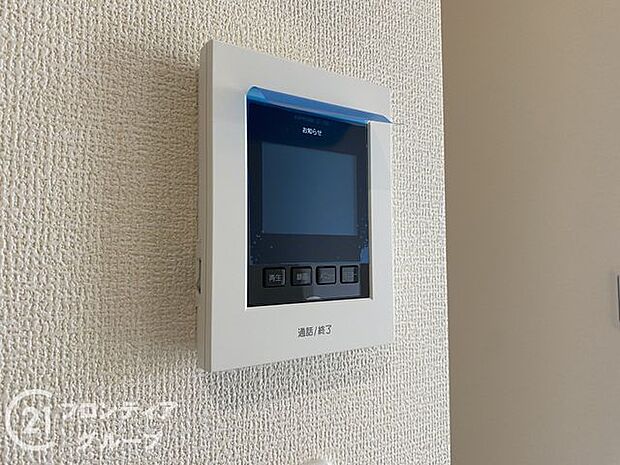 ハンズフリー機能を備えたカラーモニターインターホンを採用！お料理中などで手が塞がっていても便利に応答可能です！夜間の映像確認機能もついていて、安心ですね！