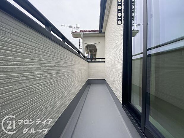 日当たりの良いバルコニーは、お洗濯が多いときも安心！たくさん干してもカラっと乾きそうです！