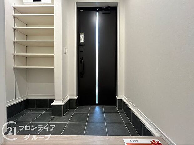 玄関はたくさんの収納スペ―ス付でスッキリした明るくお洒落な空間