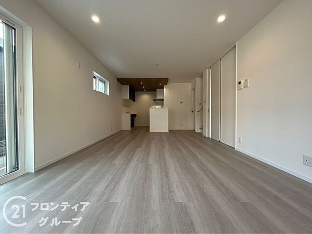 ナチュラルな色合いとはっきりとした木目で、木の温もりを感じながら過ごせる広々としたリビングです