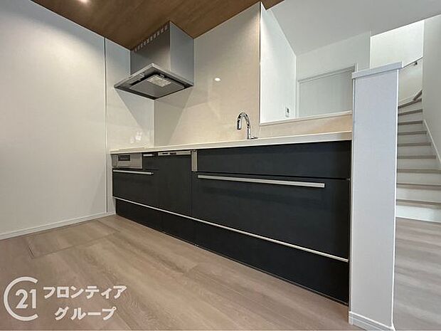 使い勝手の良いキッチンはお料理中もリビングに目が届いて安心